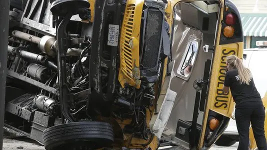 Coliziune în SUA între două autobuze: mai multe persoane au murit 