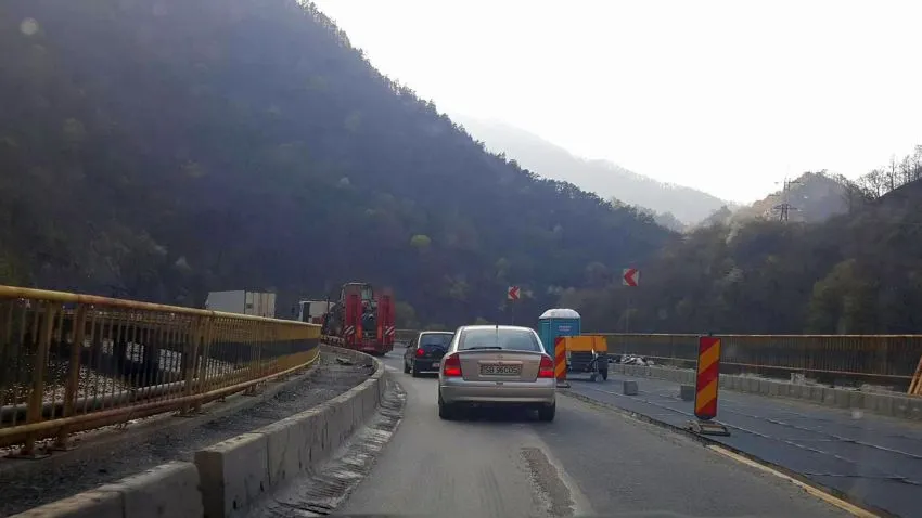 Trafic blocat pe Valea Oltului, după un accident în lanţ cu patru maşini. O persoană, rănită