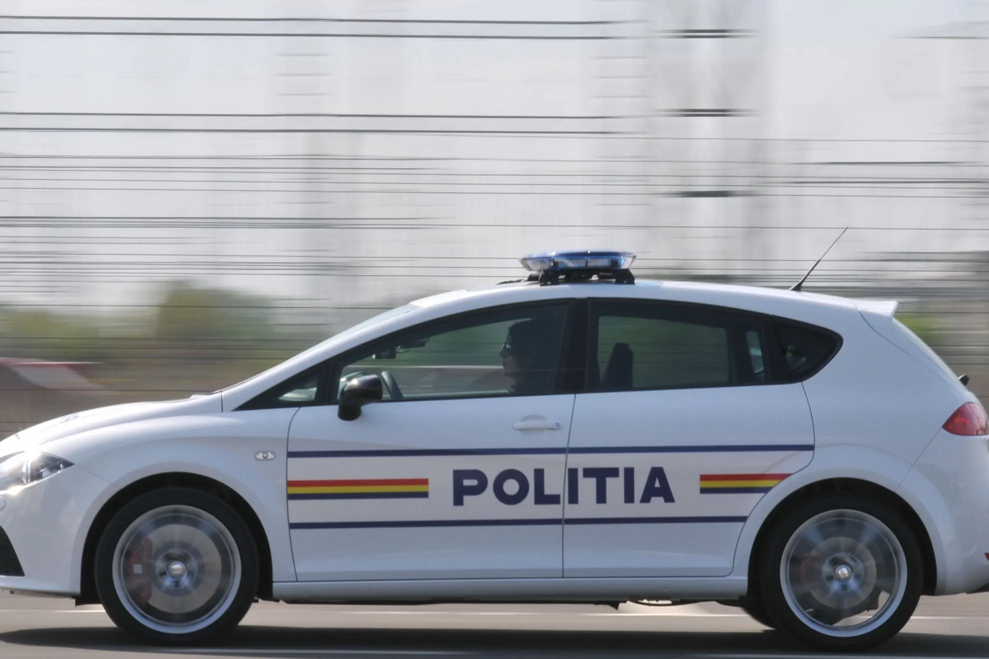 Caz incredibil în Arad. Un bărbat, amendat cu o sumă imensă pentru că a rupt afişe electorale