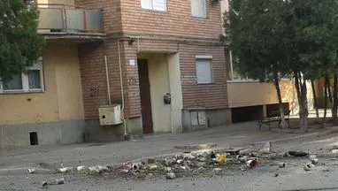O bucată din planşeul balconului unei clădiri în care locuiau 20 de persoane s-a prăbuşit