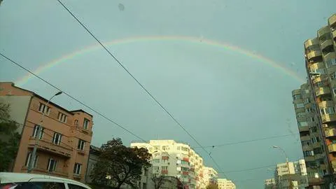 Curcubeu pe cerul Bucureștiului. Facebook-ul, invadat de imagini cu el