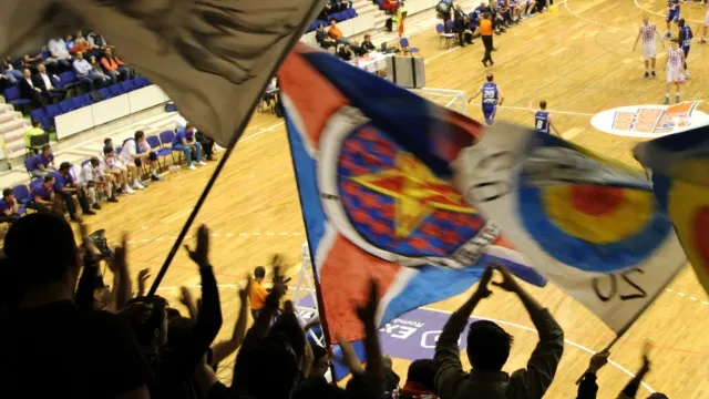 Handbal. Primul derby dintre Steaua şi Dinamo cu suporteri în ultimii 10 ani, marcat de violenţe