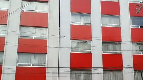 S-au cazat la hotel. În timpul nopţii au simţit un miros ciudat.Când s-au uitat sub pat, au înlemnit
