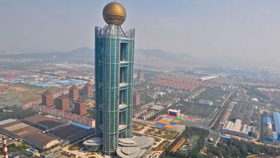 Cel mai ciudat sat din China: Are un zgârie-nori în care încap toți locuitorii