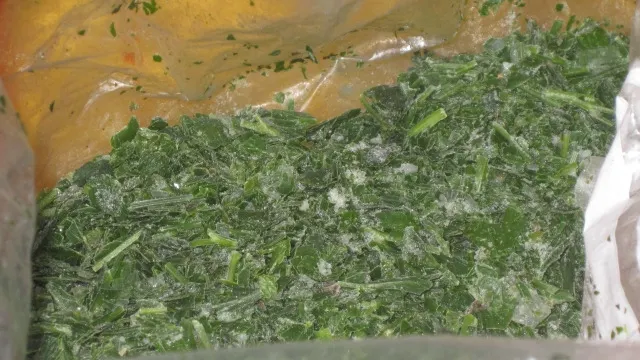 Ai pus mărar şi pătrunjel la congelator în pungi de plastic? Mare greşeală. Iată de ce!