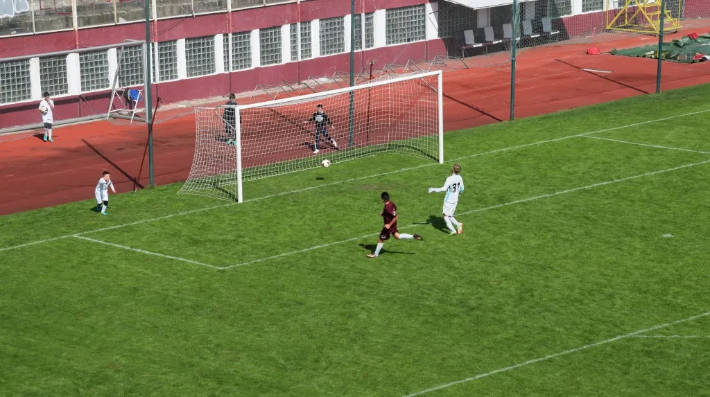 Incidente la meciul dintre AFC Rapid şi SSC Băneasa. 10 echipaje de poliţie au intervenit pe teren