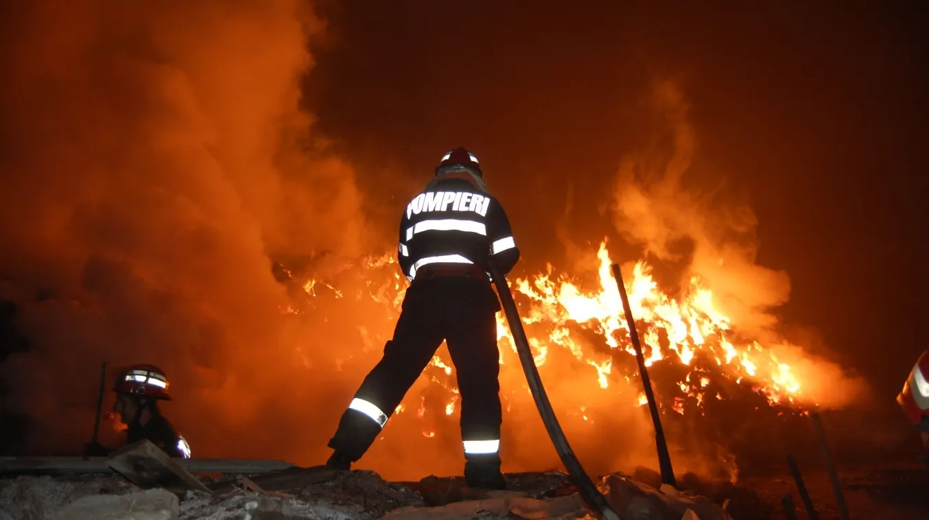 Incendiu la o hală de producţie din Arad. Un muncitor a fost rănit