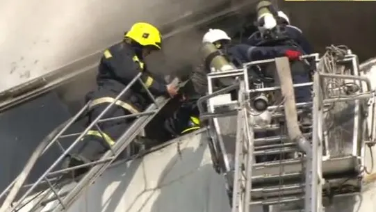 Încendiu de proporţii la Chişinău. Un pompier a murit. Alţi doi, internaţi în spital