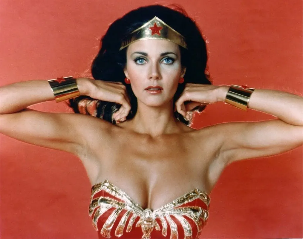 O mai ţii minte pe actriţa din filmul "Wonder Woman"? Uite cum arată la 65 de ani