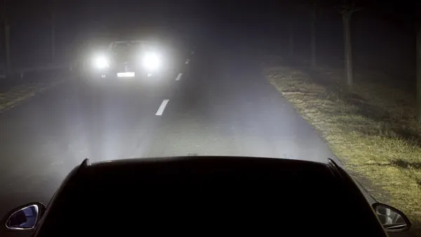AMENZI pentru șoferii care îi orbesc cu faza lungă pe participanții la trafic