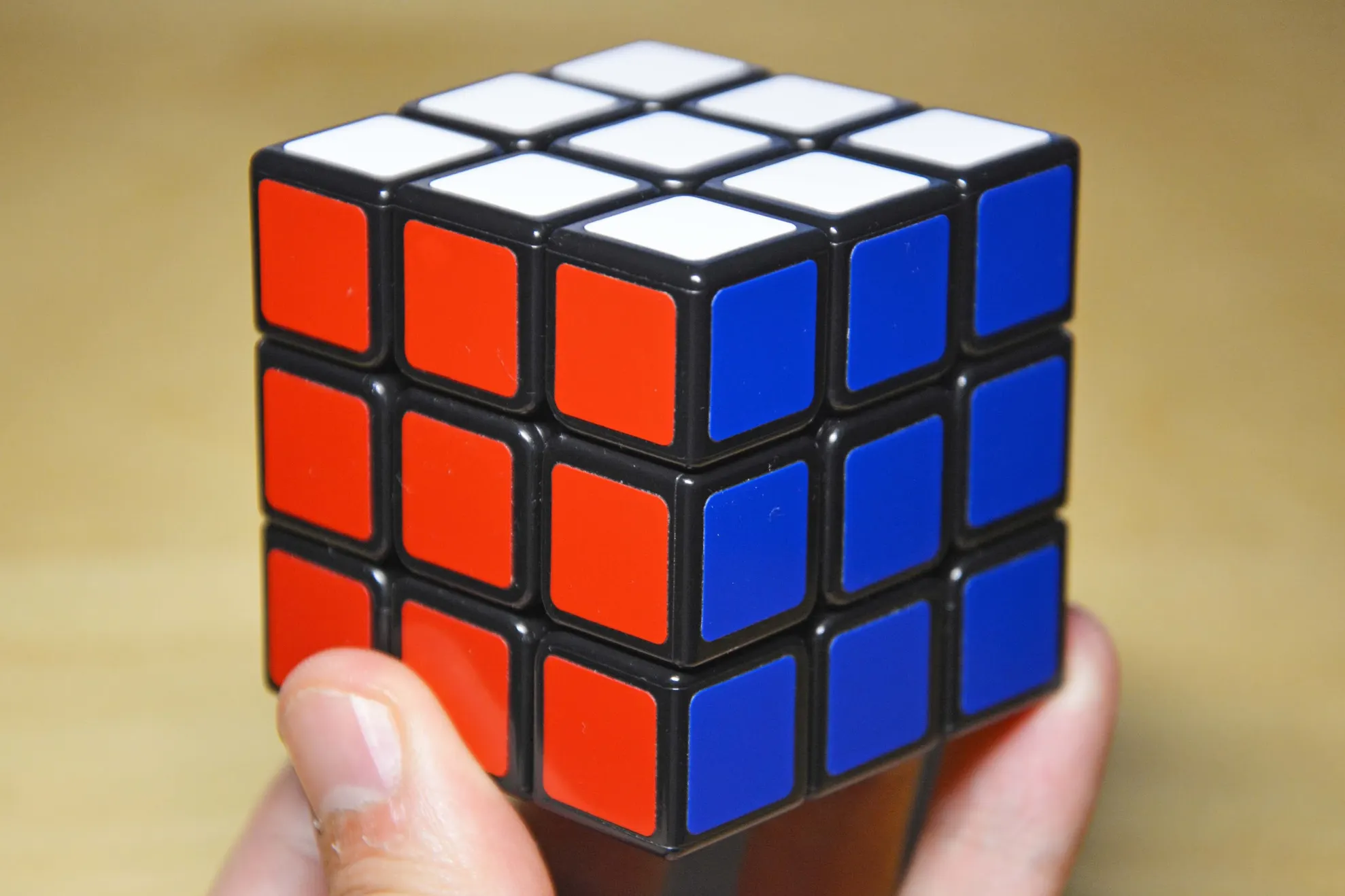 Un robot a reușit să rezolve cubul lui Rubik în mai puţin de o secundă