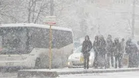 Cea mai rece noapte de până acum. Prima zăpadă a dat peste cap traficul în București