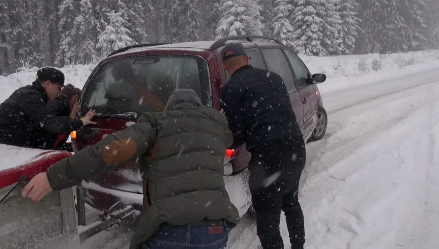 TRAFIC BLOCAT în această dimineață din cauza zăpezii. Mai multe drumuri sunt greu accesibile