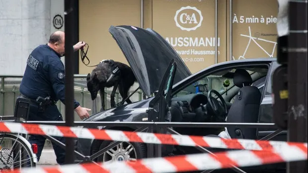 Geniştii francezi au detonat o maşină de 150.000 de euro, parcată neregulamentar în Paris