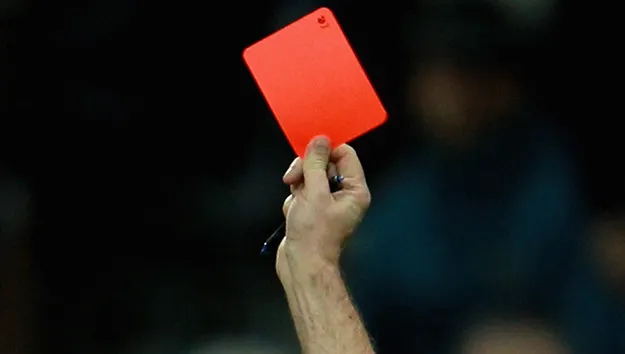 ÎNGROZITOR! A primit cartonaşul roşu, apoi l-a omorât pe arbitru. A fugit de pe terenul de fotbal