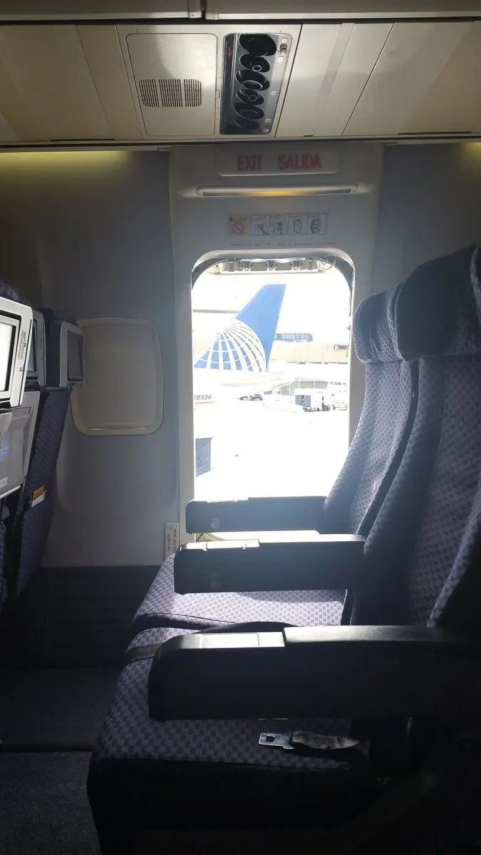 Scenă şoc pe aeroport: o femeie a deschis uşa avionului şi a sărit, din mers - VIDEO