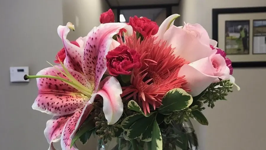 Fotografia cu un buchet de flori trimis de un bărbat soţiei sale. Face tot internetul să plângă!