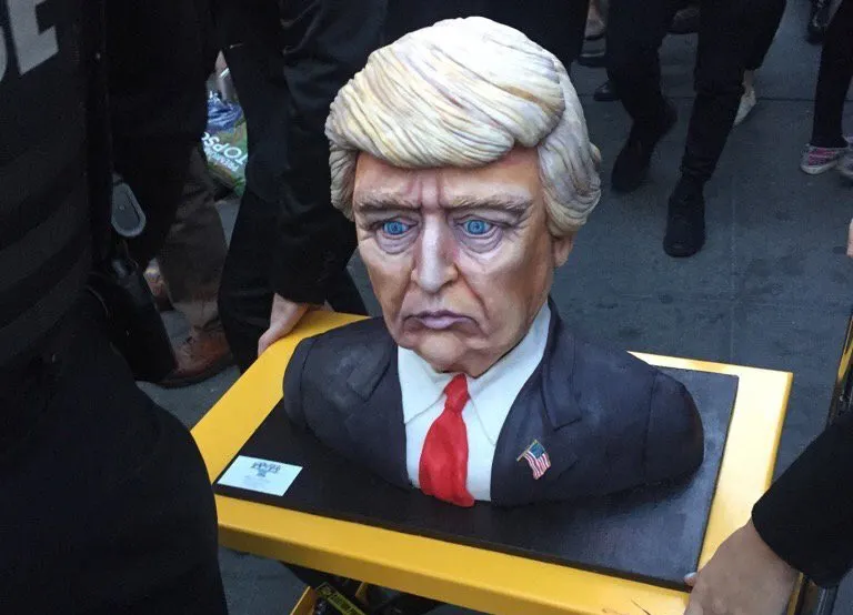 Cu puţin timp înainte să se închidă urnele, Trump a primit un tort. Ce a urmat este ilar