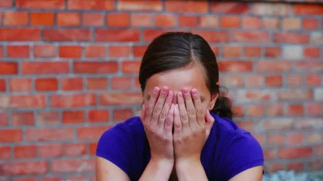 Caz şocant în Brăila! Un bărbat a abuzat o minoră de 12 ani. Fetiţa, prietena cu fiica pedofilului
