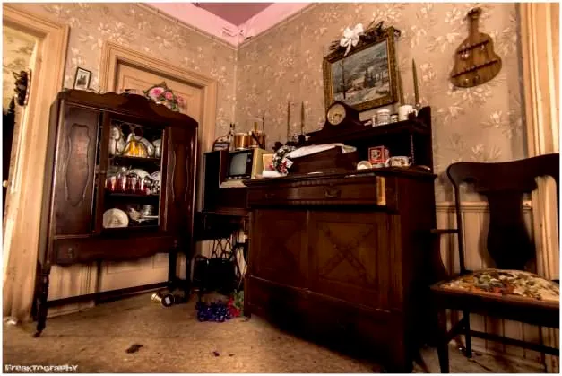 Fotograful a ascuns locaţia acestei case abandonate. Motivul? E plină de lucruri de valoare