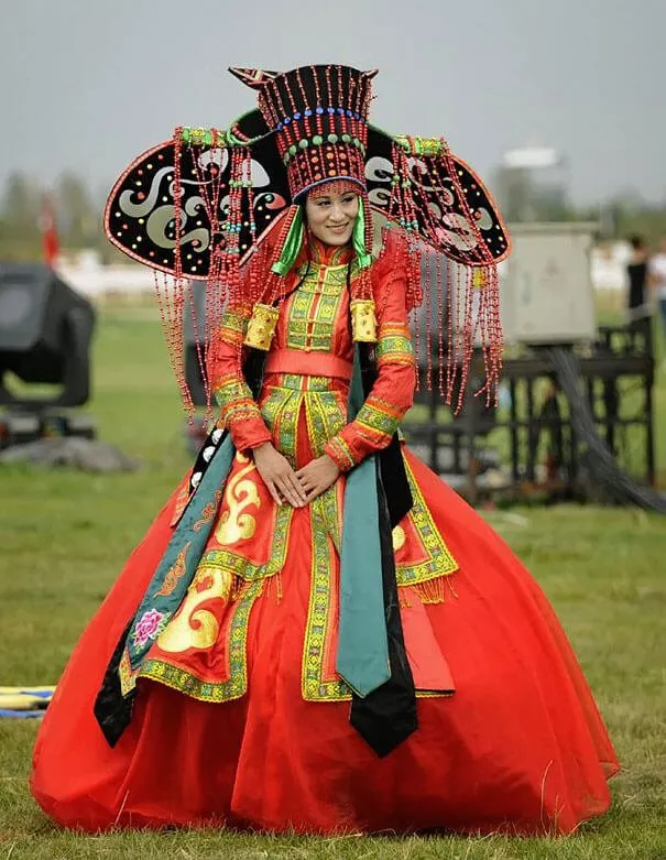 Cele mai extravagante rochii de mireasă din lume, din diferite culturi. La noi, ritualul e simplist