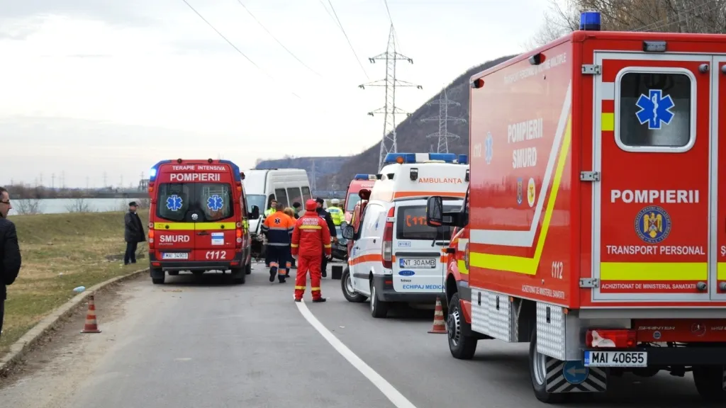 Microbuz plin cu pasageri, lovit în plin de o Dacie: un mort, 5 răniţi. COD ROŞU de intervenţie