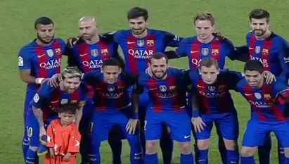 Băieţelul afgan care şi-a făcut din cârpe un tricou cu Messi, pe teren la un meci al Barcelonei