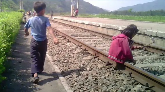 Imagini sfâşietoare, filmate pe ascuns, în Coreea de Nord: copii în lanţuri, forţaţi să muncească