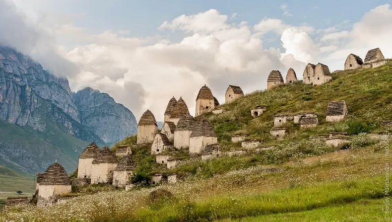 Au bătut la uși, seara, dar nimeni nu răspundea. Așa au aflat adevărul despre Orașul Morților 