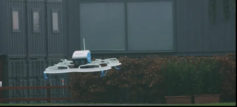Amazon a făcut prima livrare cu o dronă(VIDEO)