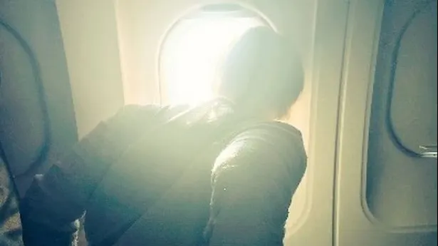 Această bătrână călătorea prima dată cu avionul. Ce a făcut în timpul zborului? Toți au râs