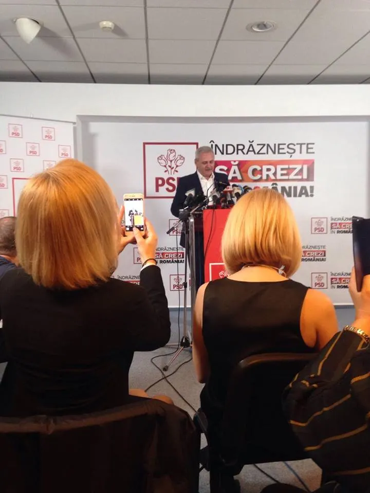FOTO. Ce făcea Gabriela Firea în timp ce Liviu Dragnea susținea conferința de presă