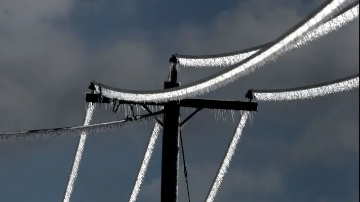 Suceava, în beznă totală! 14 localități au rămas fără energie electrică din cauza vântului puternic