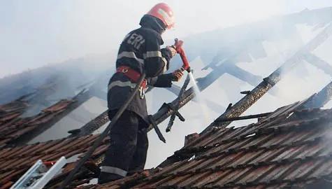 Incendiu PUTERNIC la o pensiune din Caraş-Severin! Turiştii şi angajaţii au fost evacuaţi