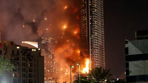 Incendiu în Dubai: nouă etaje ale unui bloc au fost afectate