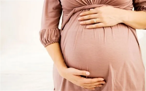 Mai avea puţin şi năştea. Burta i s-a umflat brusc. Medicul i-a dat vestea care a şocat-o