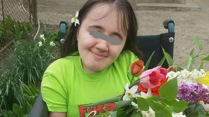 "Fetiţa cu oasele de sticlă", operată acum 10 ani de Burnei, are un mesaj cutremurător