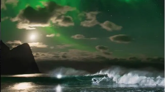 Campionul internaţional Mick Fanning a făcut surf sub Aurora Boreală. Imagini preţioase