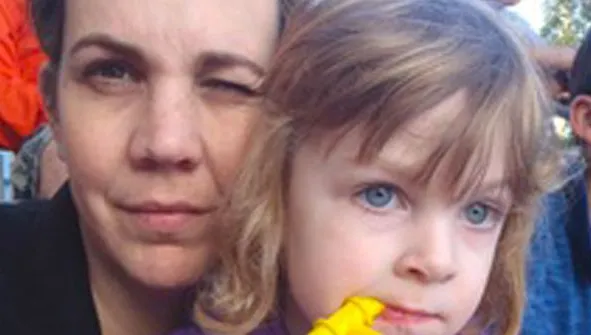 Micuţa aceasta de 3 ani i-a spus unui străin "TATĂ" şi l-a rugat să o ia în braţe. Ce a urmat...