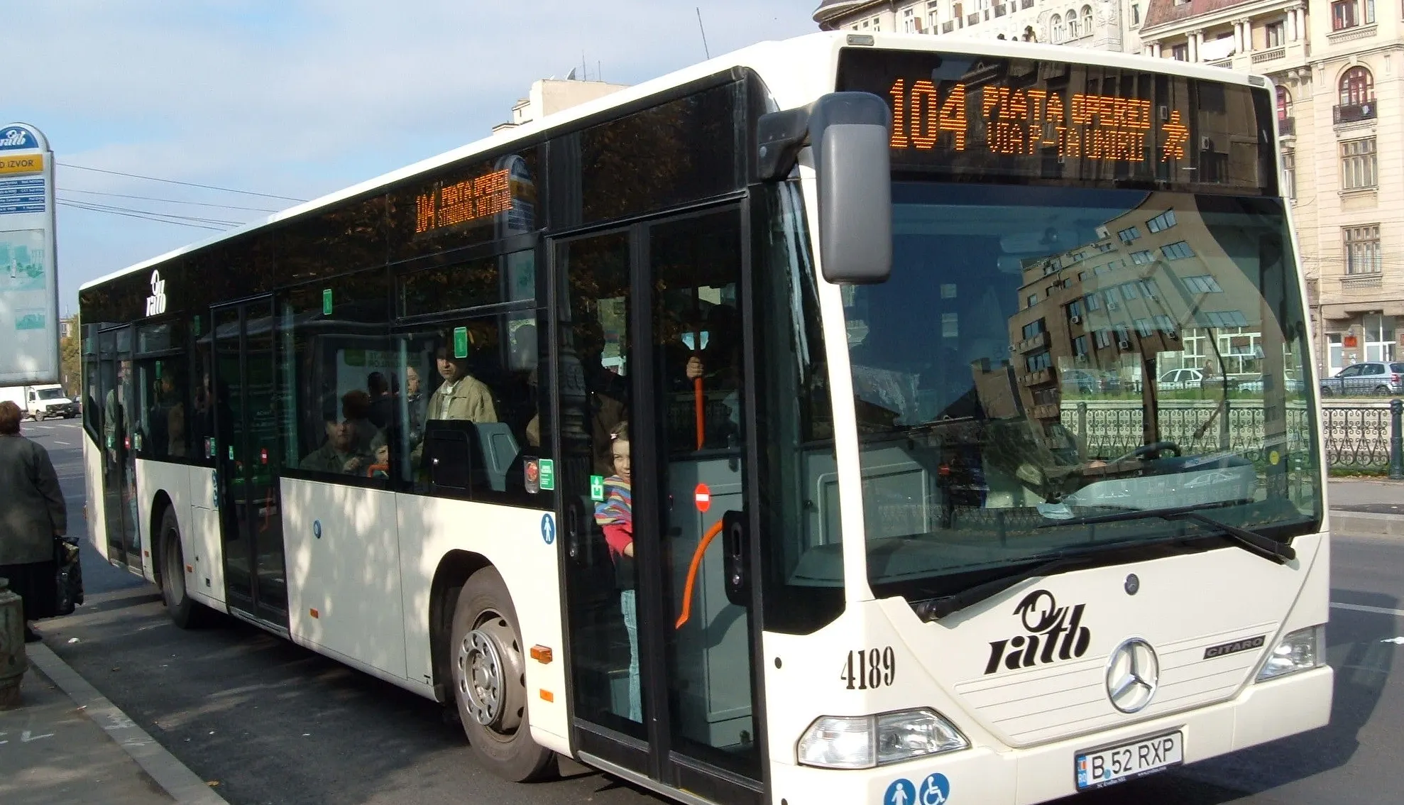 Deținătorii de abonamente lunare RATB pot câștiga invitații la teatru şi circ