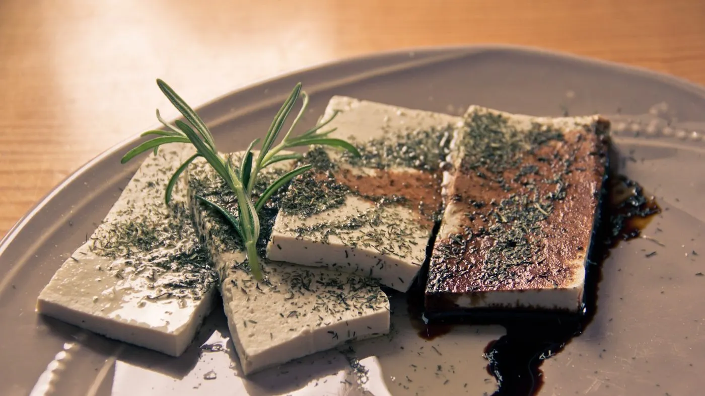 8 motive să NU mai mănânci tofu. Soia "hrăneşte" cancerul la sân