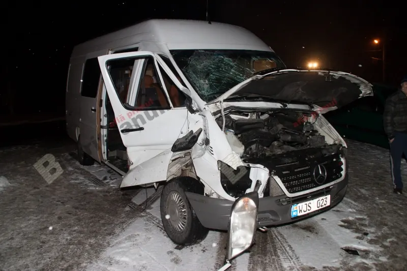 Microbuz plin de călători care veneau din Germania, lovit de tren în Bistriţa