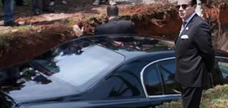Îşi îngroapă Bentley-ul de 400.000 de euro. Motivul i-a lăsat pe toţi mască