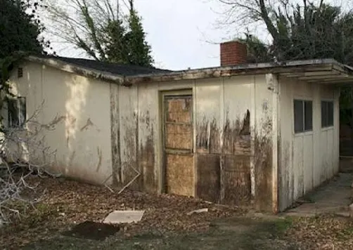 Casa asta arată ca un grajd, dar se vinde cu 375.000$. Clienţii au păşit înăuntru şi au ÎNGHEŢAT
