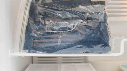 A băgat o pereche de blugi în congelator. Ce s-a întâmplat e UIMITOR! Vei încerca şi tu!