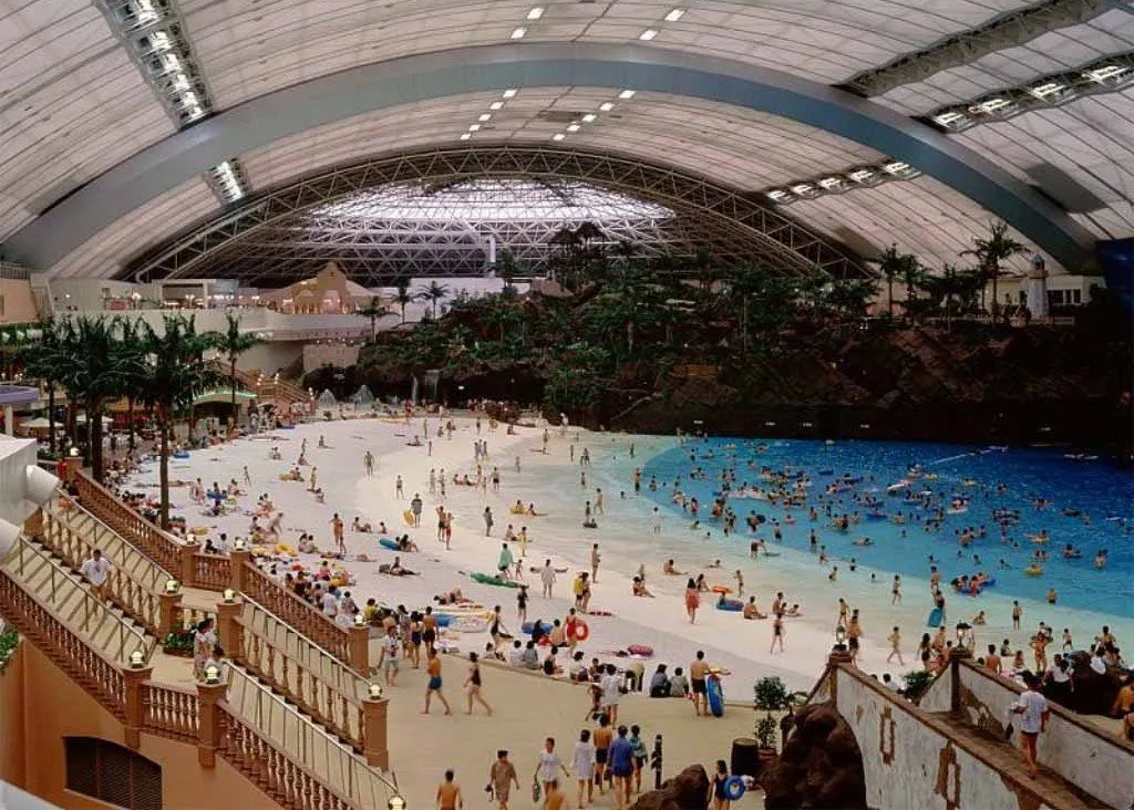 Incredibil! Cum arată cel mai mare mall din lume. Are propriul Soare, o plajă şi un sat mediteranean