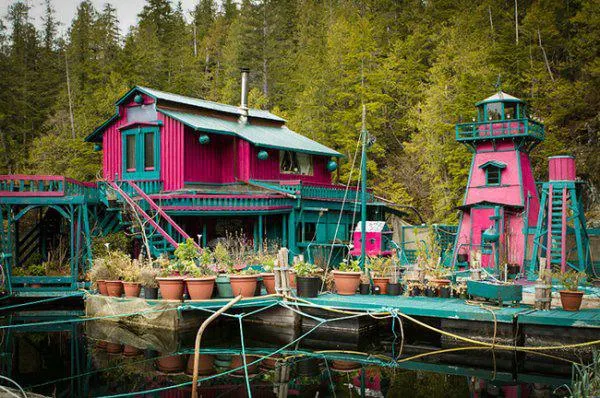 Şi-au construit casa pe ponton, iar designul este deosebit. Cum arată în interior