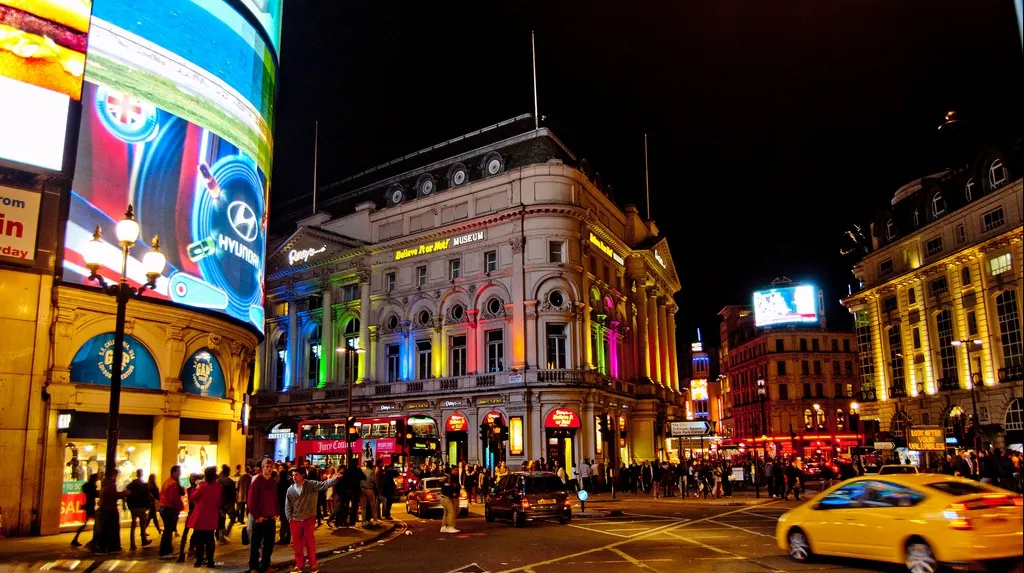 Premieră! Luminile din Piccadilly Circus au fost stinse după 70 de ani