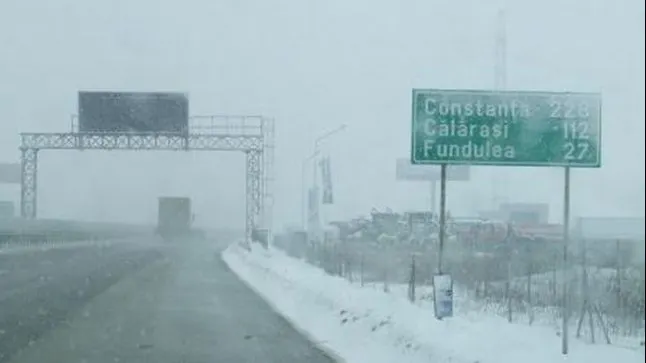 BLOCAJ pe Autostrada A2 din cazua viscolului! Polițiștii intervin
