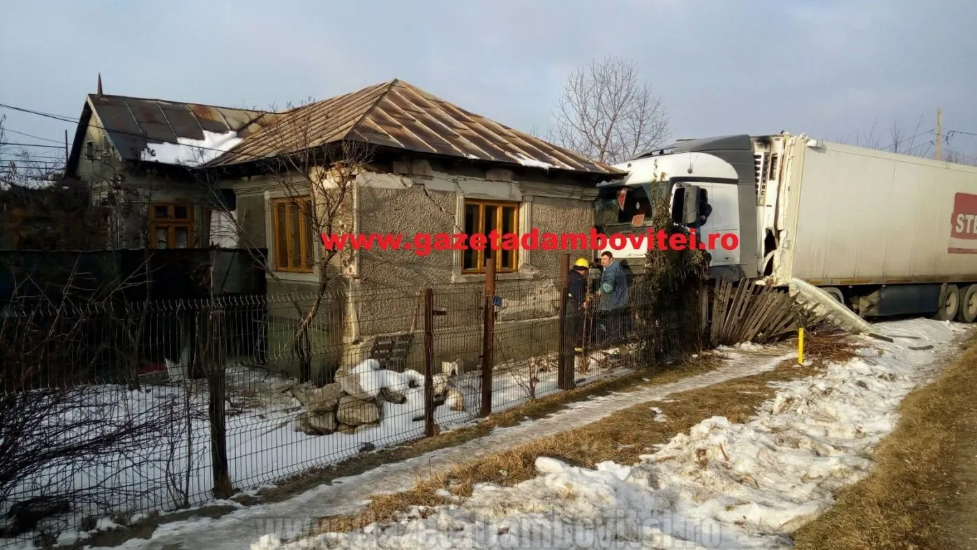 Accident teribil în Dâmboviţa: un TIR a intrat într-o casă. Un copil de 4 ani şi mama sa, la spital